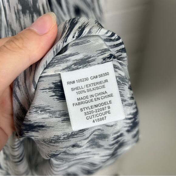 Joie Ikat Patterned 100% Silk Blouse Size XS - Picture 6 of 8